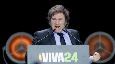 Un hijo de Bolsonaro expresa su apoyo a Milei y se suma a las críticas a Pedro Sánchez