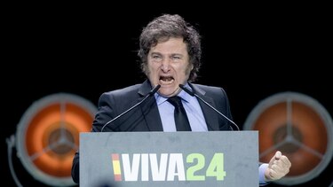 Un hijo de Bolsonaro expresa su apoyo a Milei y se suma a las críticas a Pedro Sánchez