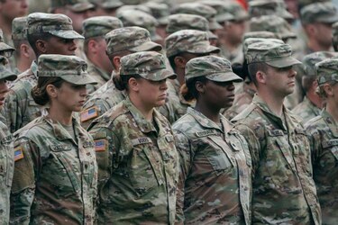 ‘Ninguna de nosotras pidió jamás un trato especial’: veteranas del ejército responden al secretario de Defensa, Pete Hegseth