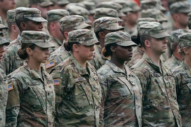 ‘Ninguna de nosotras pidió jamás un trato especial’: veteranas del ejército responden al secretario de Defensa, Pete Hegseth