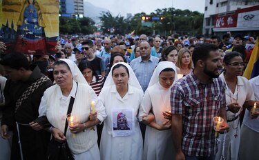 Opositores marchan contra la censura en Venezuela