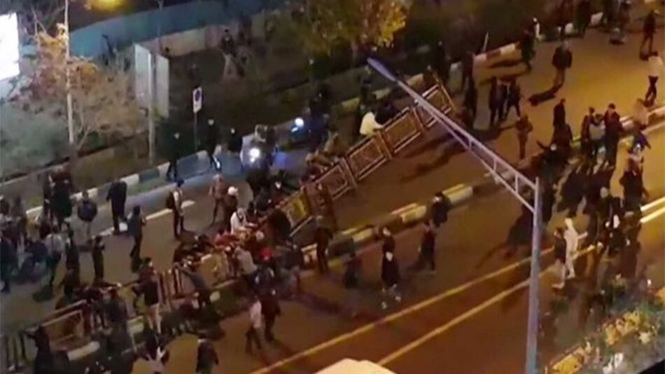 Protestas en Irán tienen jornada violenta; suman 13 muertos