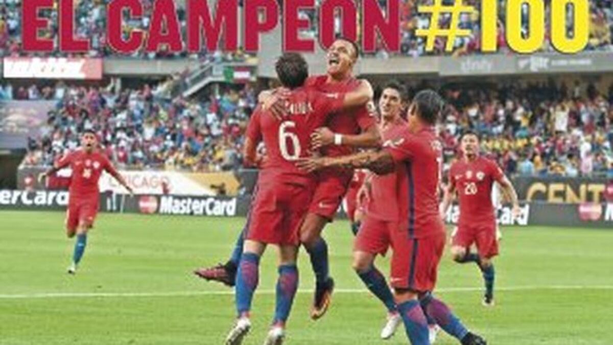 Los chilenos festejan el triunfo logrado anoche sobre la selección de Argentina.
