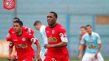 Luis Tejada llegó a los 100 goles en Perú