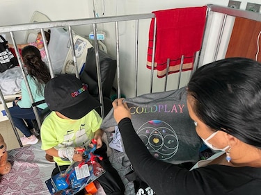 Coldplay regala afiches, gorras y juguetes a niños hospitalizados en Bogotá