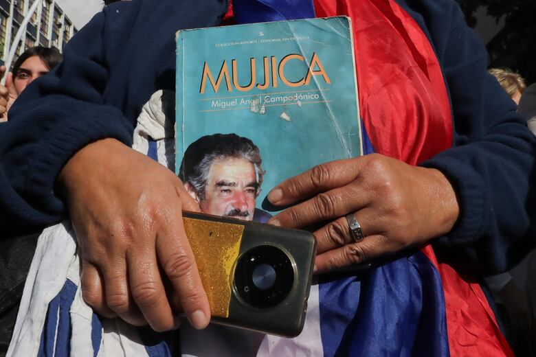 Una multitud de uruguayos despide a José Mujica en las calles de Montevideo