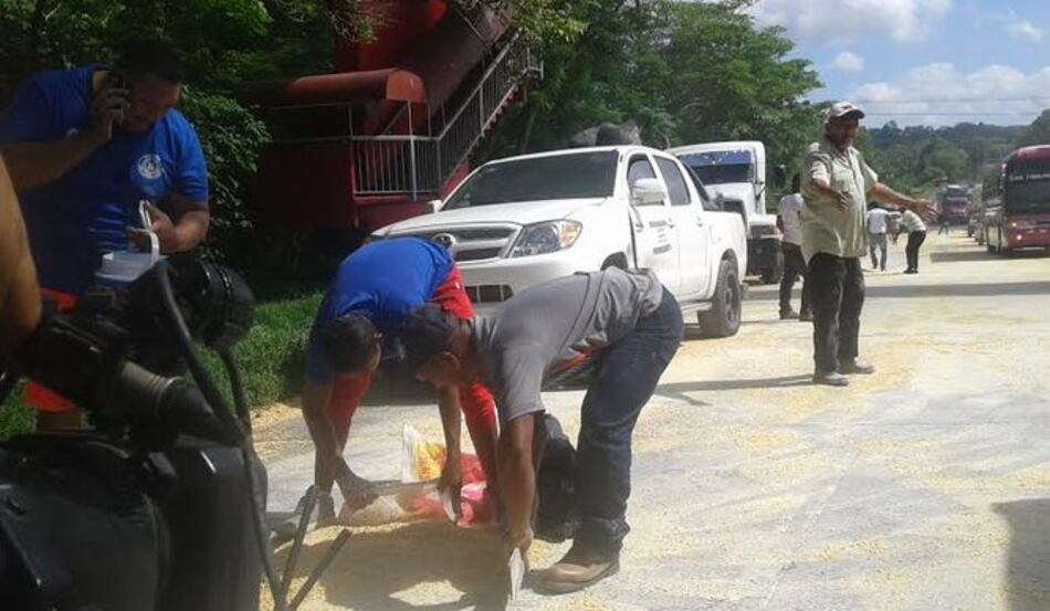 Tras abrirse compartimiento de camión se riega maíz en la Interamericana