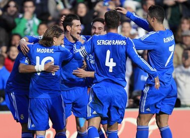 Real Madrid golea al Betis y mantiene presión sobre Barcelona y Atlético