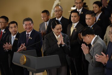 Una llamada, el Ejército y dos poderosos clanes: las claves de la caída de Paetongtarn Shinawatra