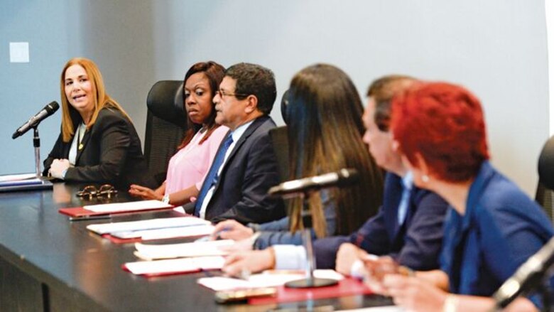 Samira Gozaine da la cara a la Comisión de la Mujer de la Asamblea