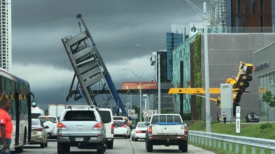 Caída de letrero afecta el tráfico y pone en acción a entes de seguridad