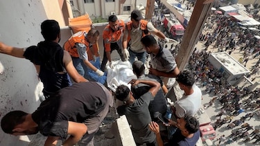 ‘No hay ningún lugar seguro’: al menos 20 muertos, entre ellos 5 periodistas, en un doble ataque de Israel contra un hospital en Gaza