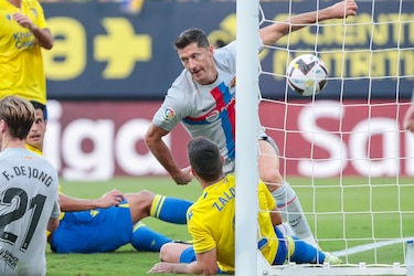 Lewandowski alarga su racha y se queda solo en cabeza