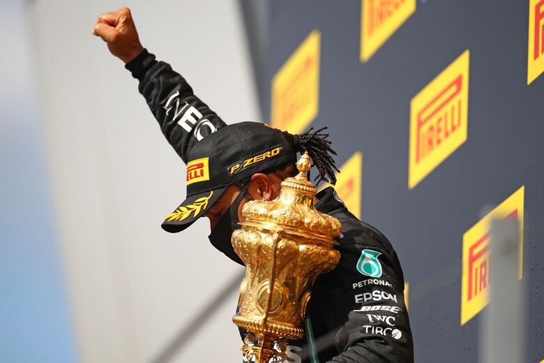 Lewis Hamilton gana con una rueda reventada en Gran Bretaña
