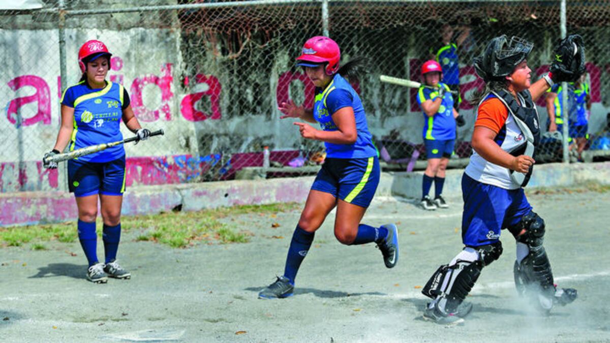 Amazonas y Metrillas se disputan un partido amistoso en el estadio de Villa Lucre.