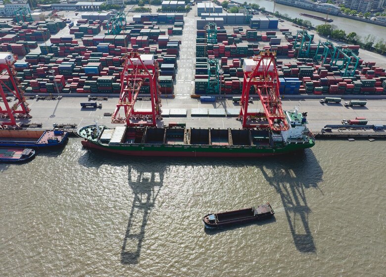 Despidos de personal y cargas abandonadas en el mar: los aranceles pasan factura a las empresas chinas