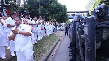 Tras declarar un paro, técnicos de enfermería protestan en las calles