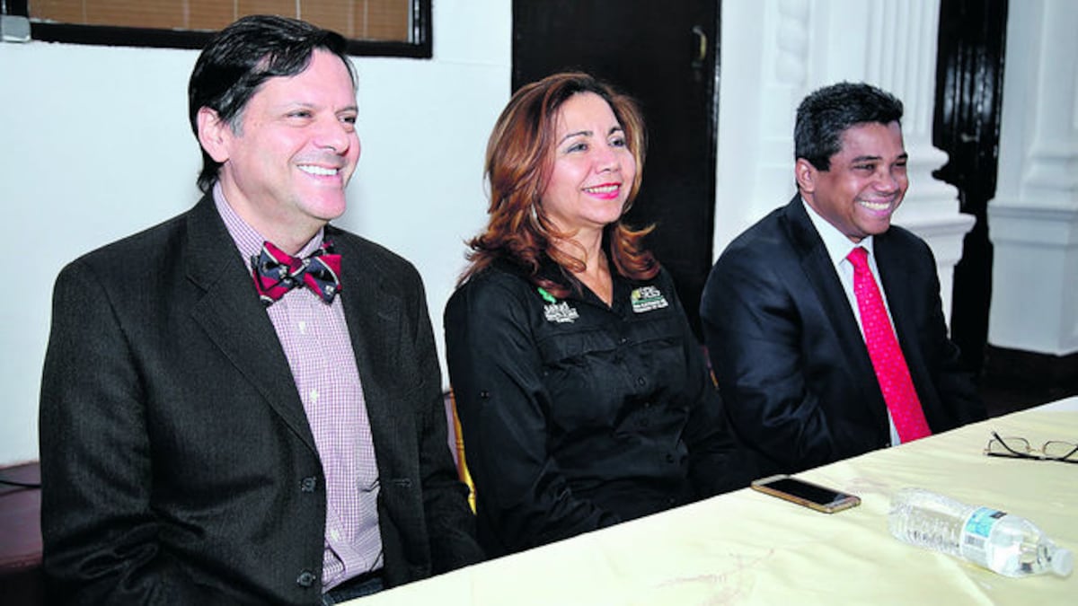Dr. Néstor Sosa, director del Icges, Dra. Itza Barahona de Mosca, directora general de Salud y el Dr. Blas Armien, investigador del Icges.
