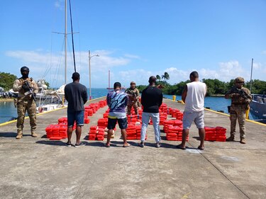 Senan decomisa dos toneladas de drogas y detiene a cuatro personas