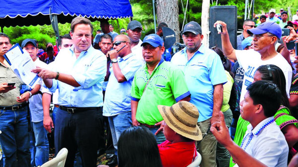 El presidente de la República, Juan Carlos Varela, muestra detalles del acuerdo a los indígenas.