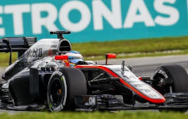 Hamilton gana la 'pole' y junto a Vettel sobreviven al diluvio