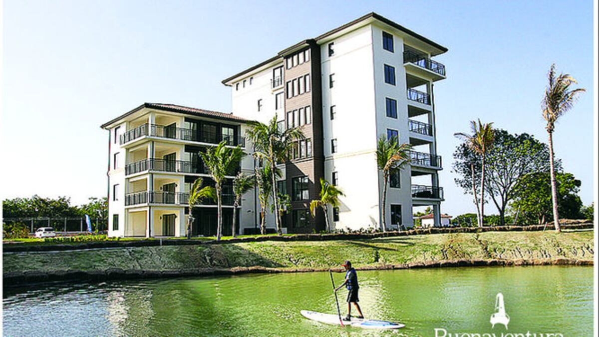 El terreno universitario es la entrada del proyecto Buenaventura. En una parte de él se construyen casas alrededor de una laguna. Tomadas de la web de Buenaventura