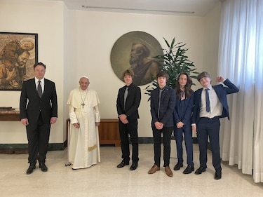 Elon Musk rompe su silencio en Twitter con una foto junto al papa Francisco