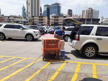 Alcohol, vitamina C y antibacteriales se agotan; comercios abarrotados