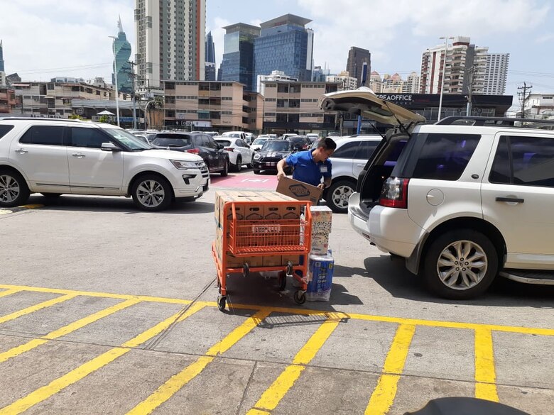 Alcohol, vitamina C y antibacteriales se agotan; comercios abarrotados