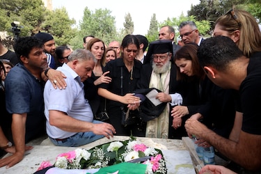 Miles de palestinos se despiden de la periodista Shireen Abu Akleh 