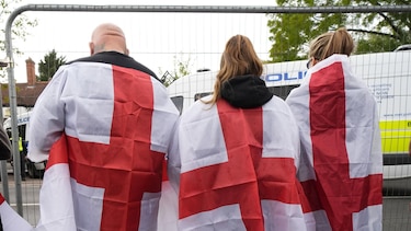 Cómo la bandera inglesa se convirtió en el centro de un debate sobre la inmigración en Reino Unido