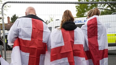 Cómo la bandera inglesa se convirtió en el centro de un debate sobre la inmigración en Reino Unido