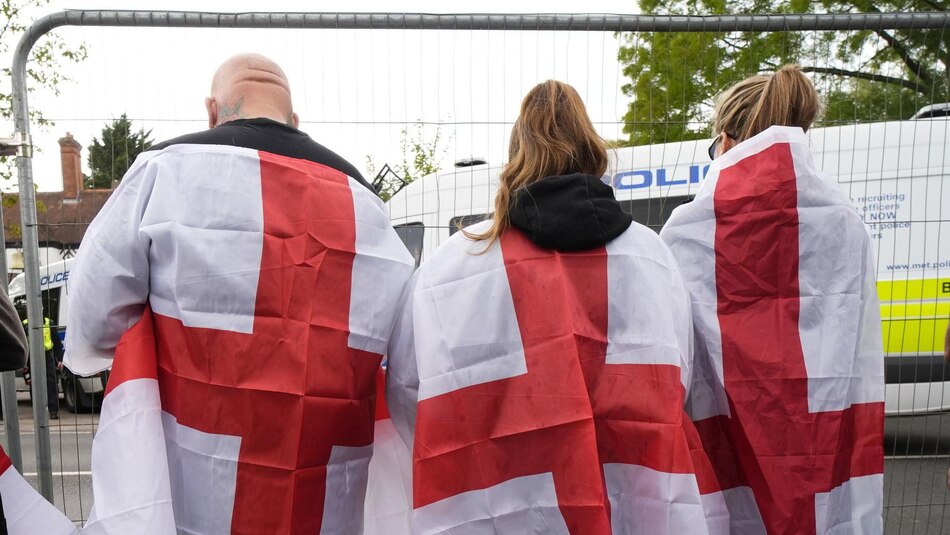 Cómo la bandera inglesa se convirtió en el centro de un debate sobre la inmigración en Reino Unido