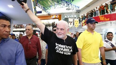 Martinelli sigue celebrando, recorre centros comerciales