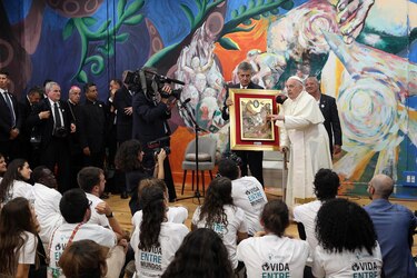 El papa ‘pintor por un día’ en el mural de los jóvenes en Cascais