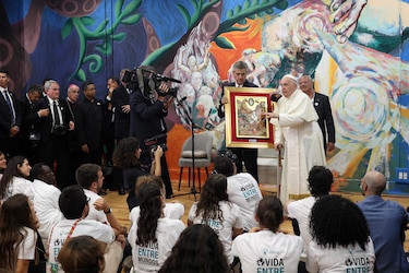El papa ‘pintor por un día’ en el mural de los jóvenes en Cascais