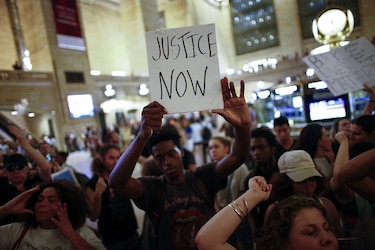 Estados Unidos conmocionado por matanza de policías tras semana de furia racial