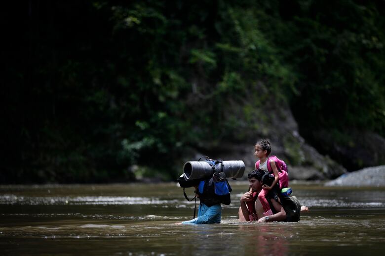 Las redes sociales, el engaño que anima a miles de migrantes por la selva del Darién