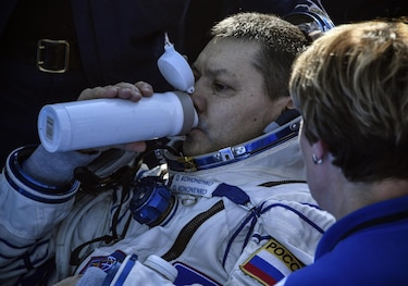 La nave espacial rusa Soyuz MS-25 vuelve a la Tierra con cosecha de récords de permanencia en el espacio