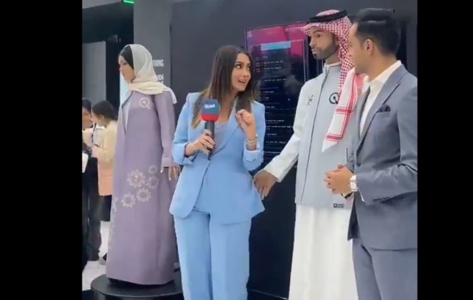 Humanoide saudita genera controversia por un aparente acoso a periodista