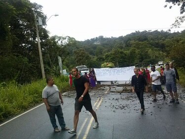 Integrantes de Mama Tatda obstaculizan vía en Bocas