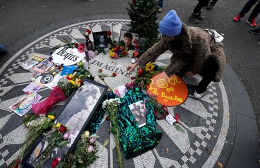Yoko Ono insta a controlar las armas en 40 aniversario del asesinato de John Lennon