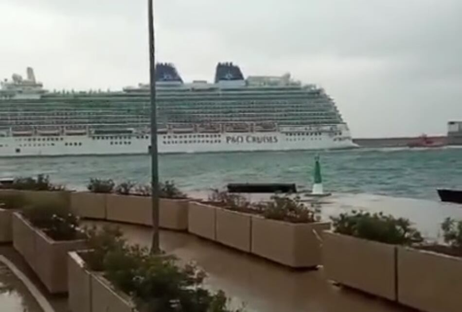 Un crucero choca contra un petrolero debido al fuerte viento en isla española de Mallorca