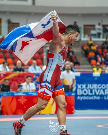 Ángel Cortés obtiene oro y es recibido con murga en el Aeropuerto de Tocumen