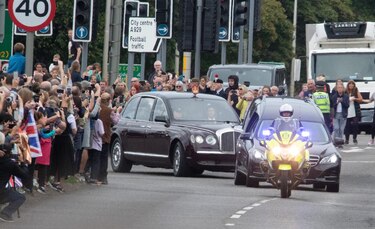 El cortejo fúnebre de Isabel II llega a Edimburgo, es despedido por miles de personas en su recorrido escocés