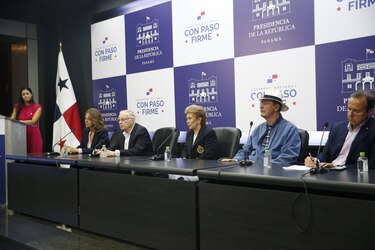 Conferencia de prensa por los observadores internacionales desde la presidencia de la República