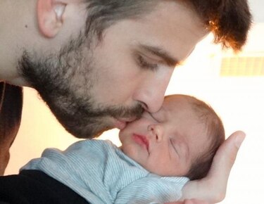 Shakira muestra una foto de su hijo con fines solidarios