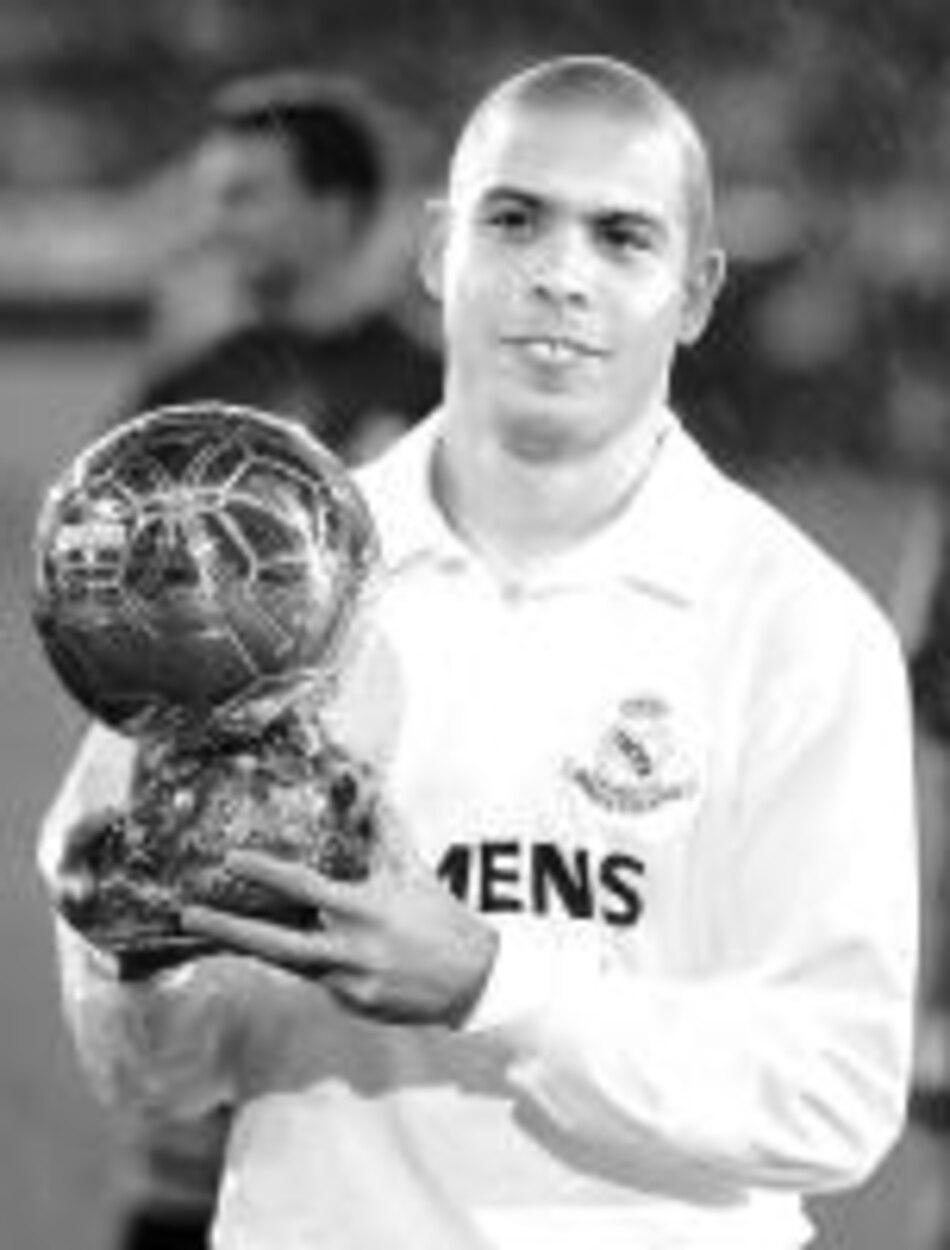 Brasileño Ronaldo recibe el 'Balón de Oro'