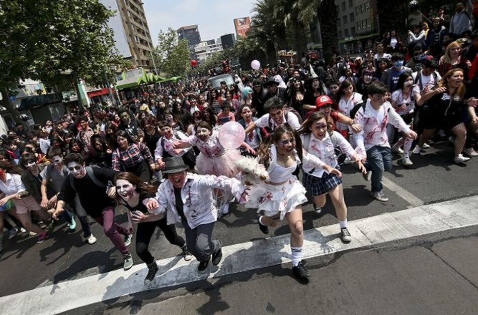 Cientos de zombis 'asustan' en las calles de Santiago de Chile