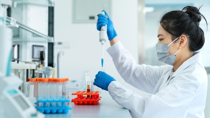 Cómo es la primera vacuna creada con IA y por qué supone un ‘cambio fundamental’ ante futuras pandemias